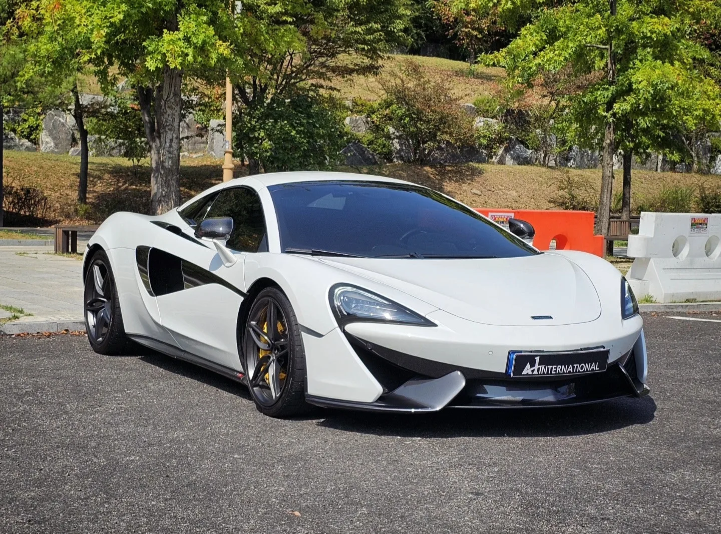 맥라렌 570S 스파이더 2019 화이트 사진 2