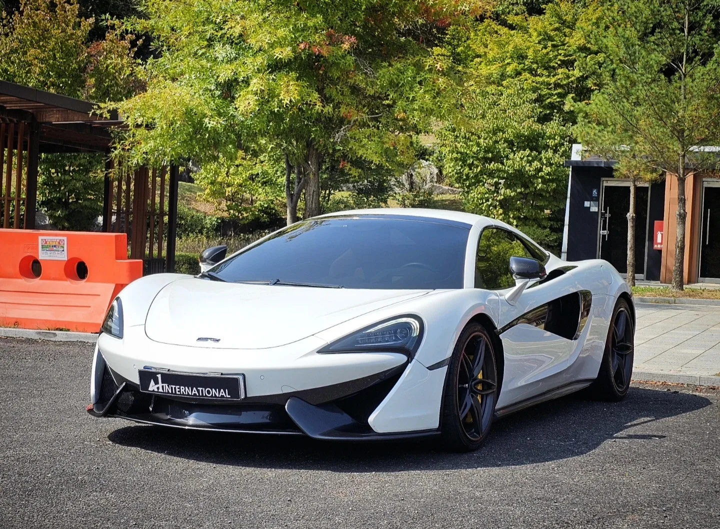 맥라렌 570S 스파이더 2019 화이트 사진 3