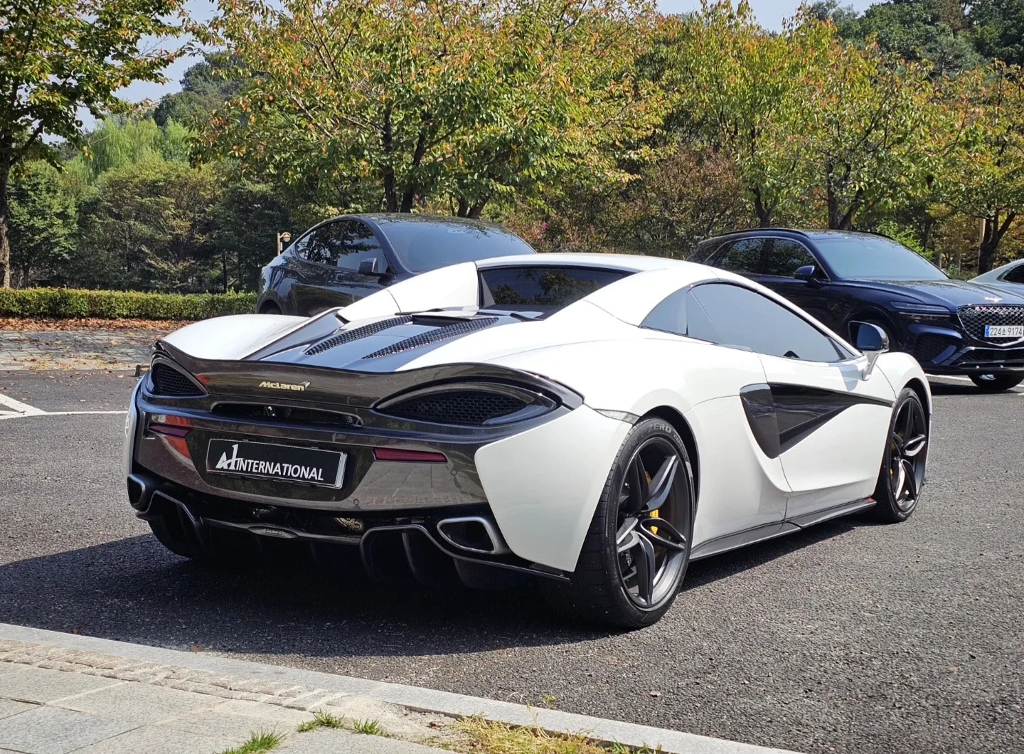 맥라렌 570S 스파이더 2019 화이트 사진 5