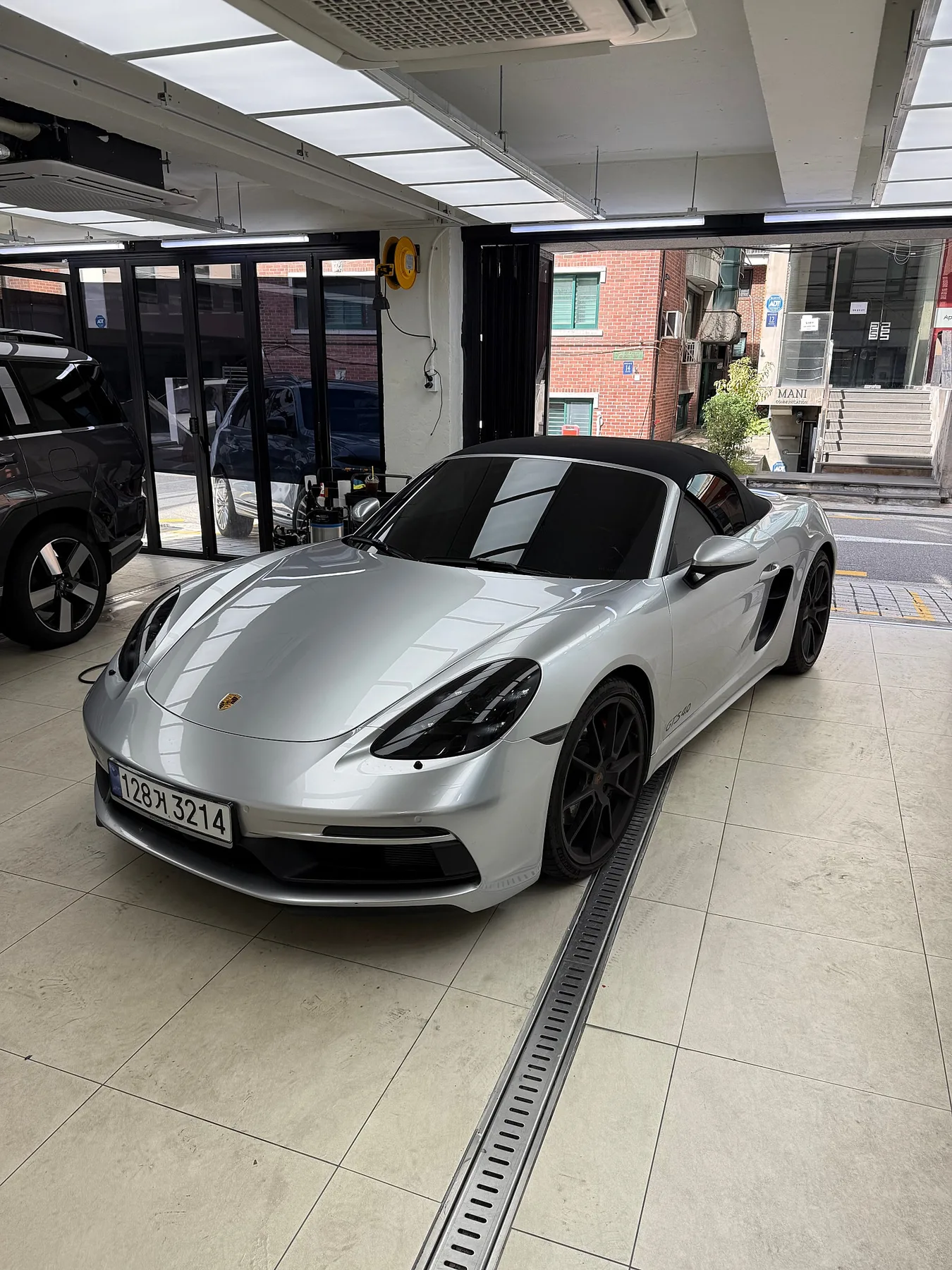 포르쉐 718 박스터 4.0 GT 2023 크래용 실버 사진 3
