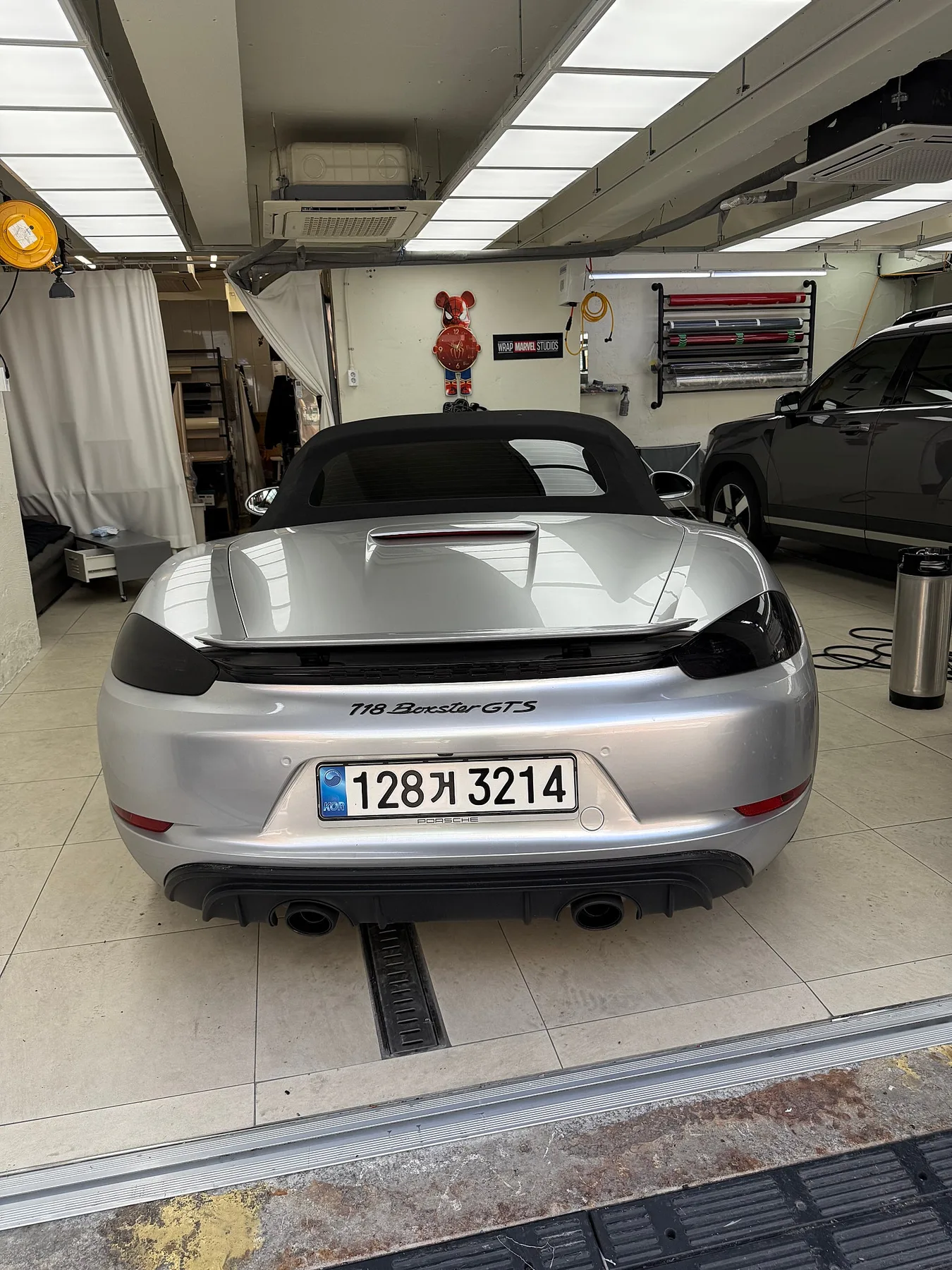 포르쉐 718 박스터 4.0 GT 2023 크래용 실버 사진 4