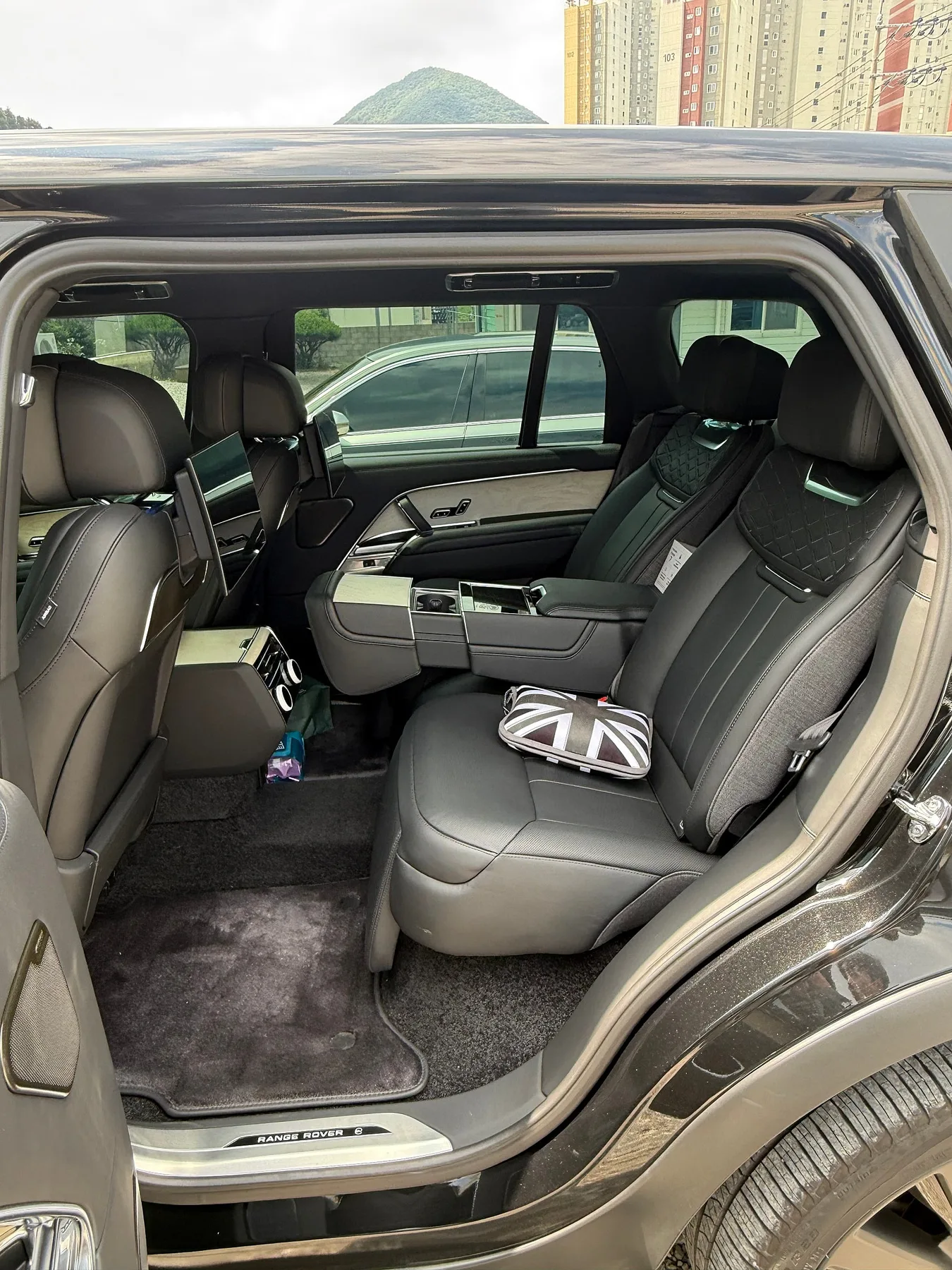 랜드로버 더 뉴 레인지로버 P615 SV LWB 2024 블랙 사진 6