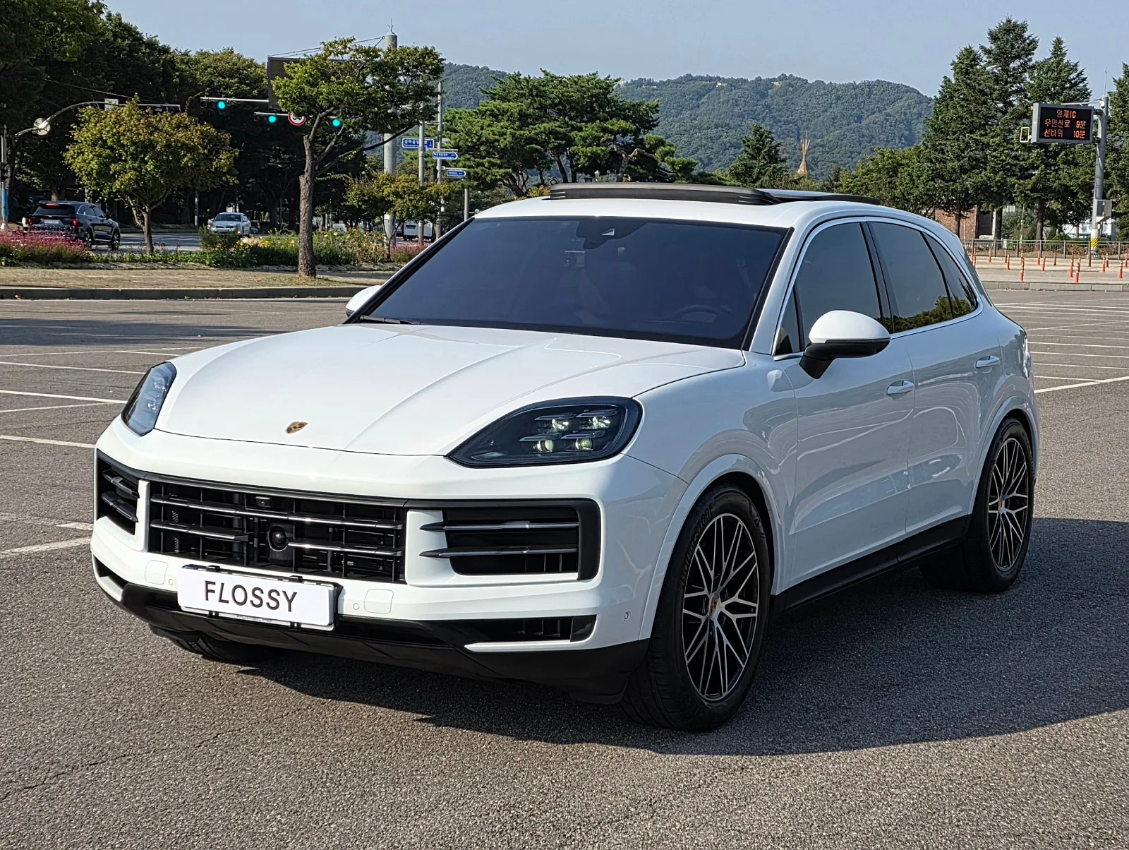 포르쉐 카이엔 노멀 F/L 2024 화이트 사진 3