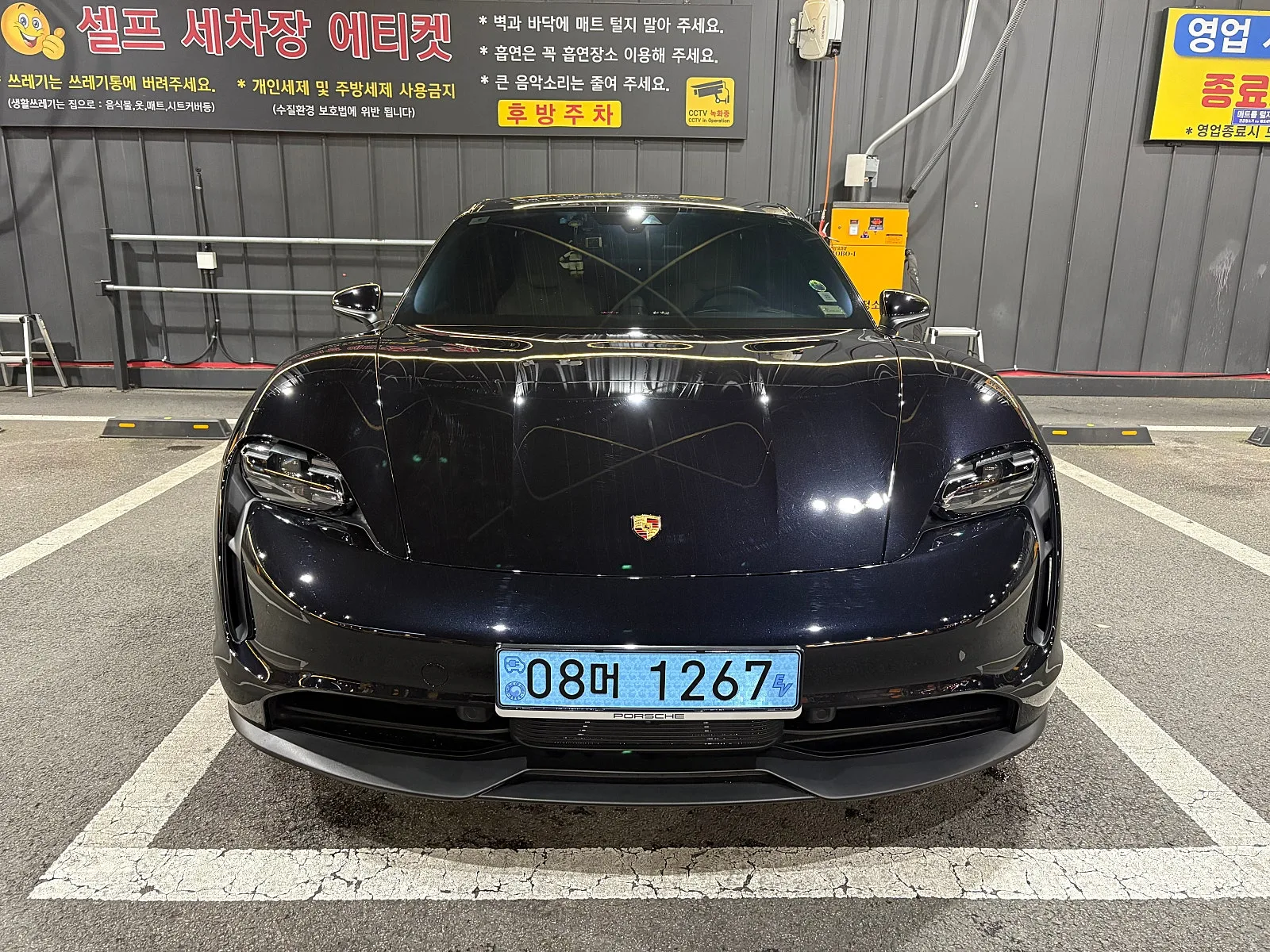 포르쉐 타이칸 베이스 2023 젯블랙 사진 1
