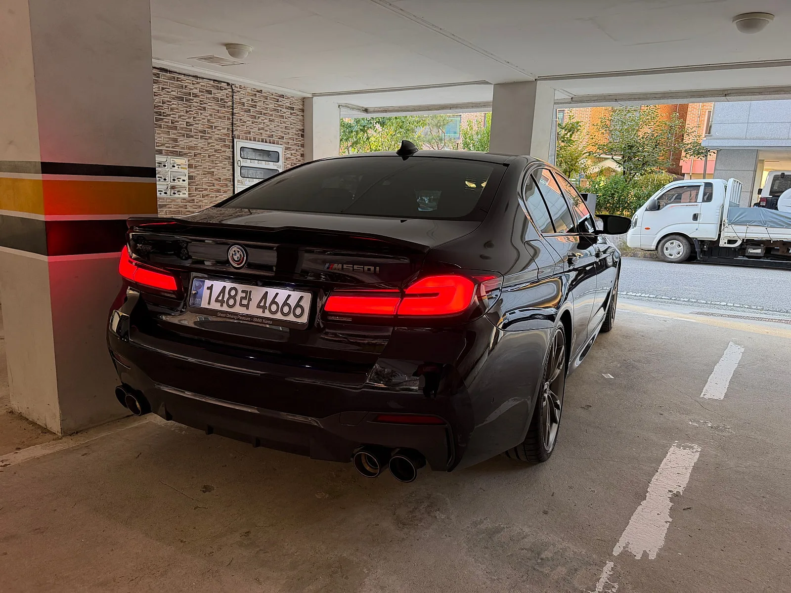 BMW M550i 2023 블랙 사진 2
