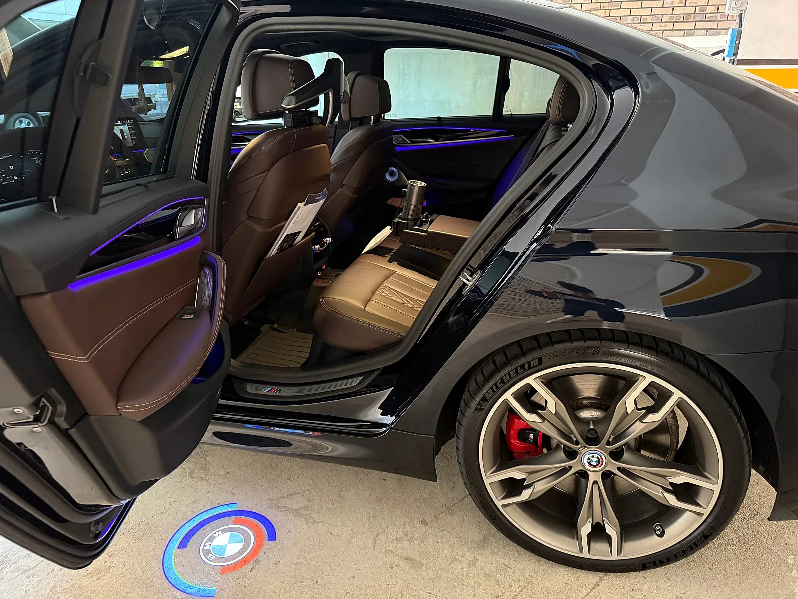 BMW M550i 2023 블랙 사진 3