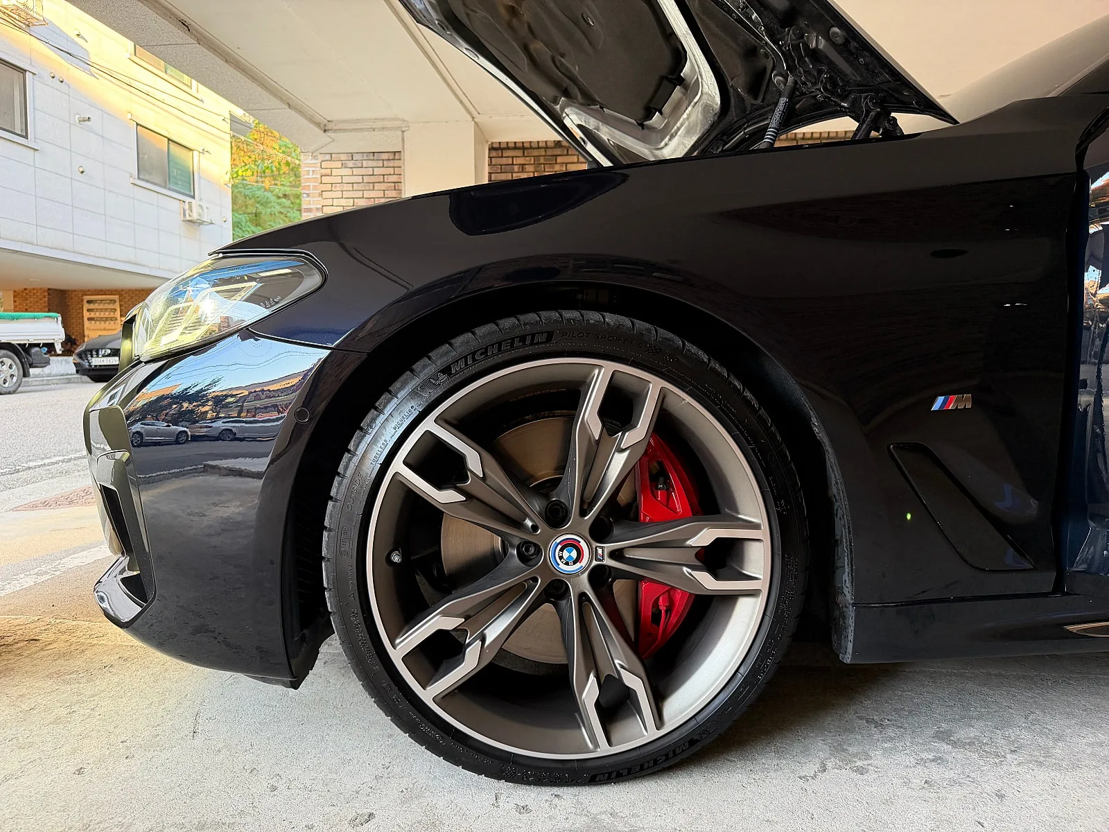 BMW M550i 2023 블랙 사진 5