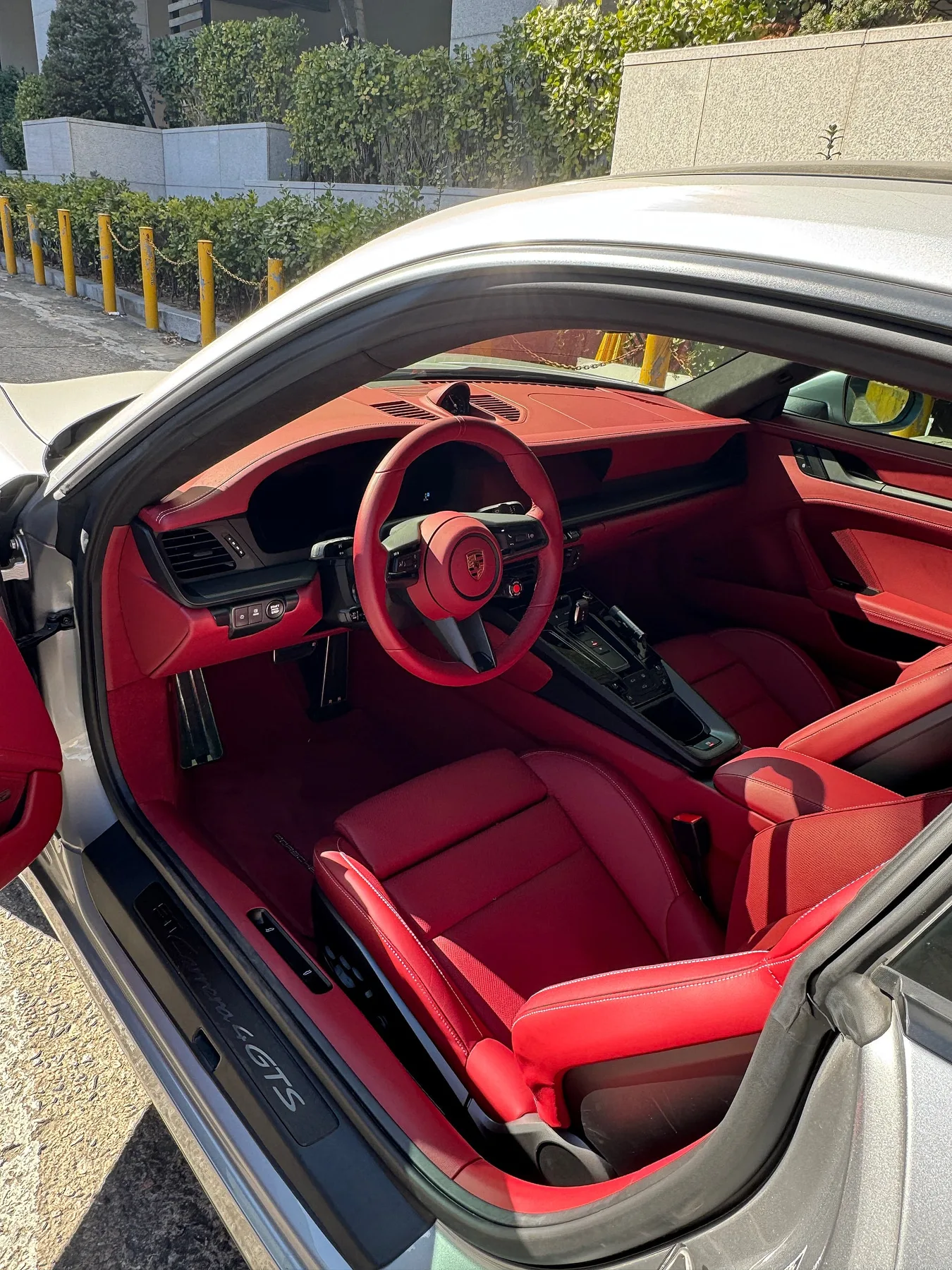 포르쉐 911 Carrera 4 GTS Coupe 2025 실버 사진 4