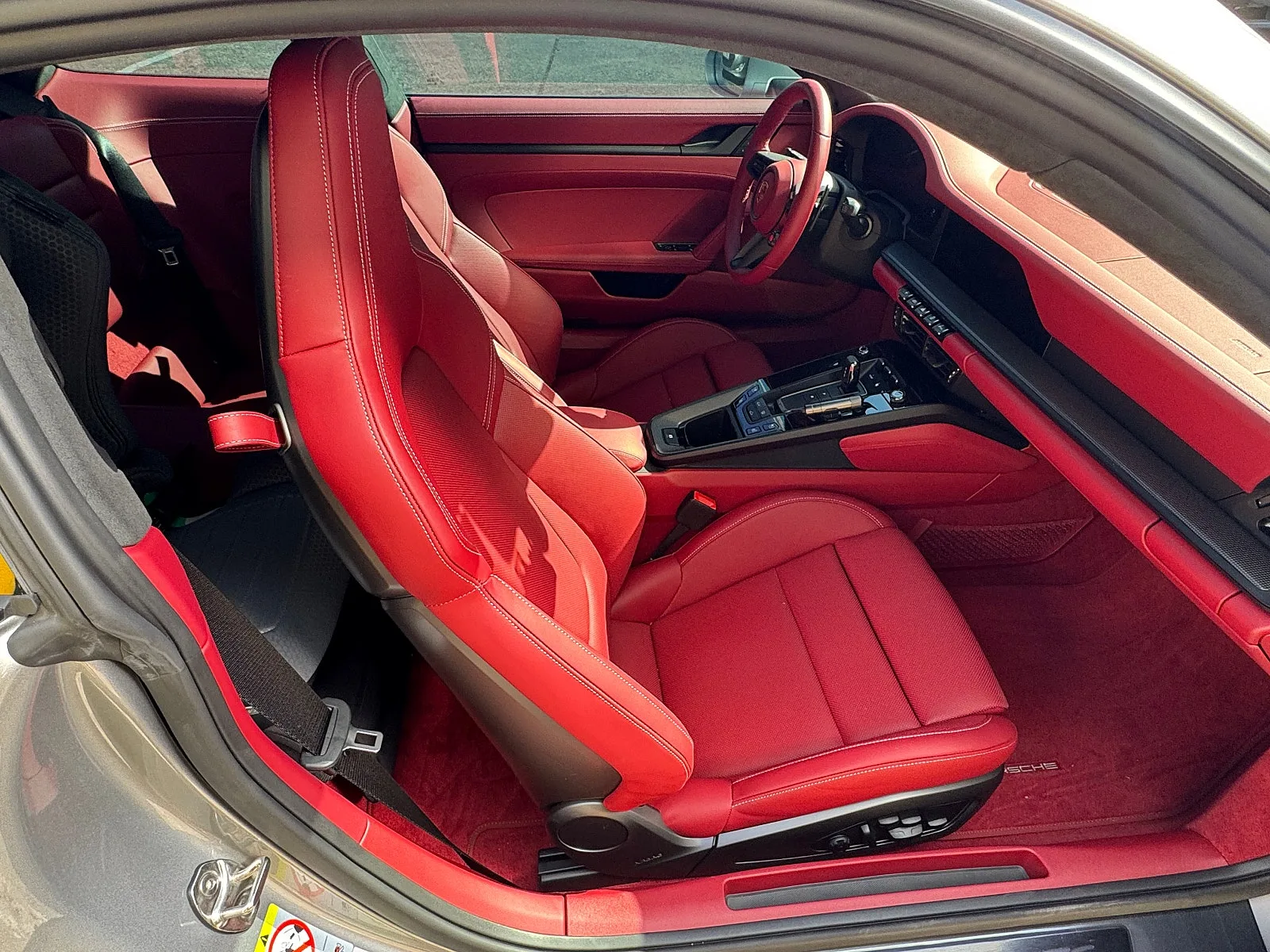 포르쉐 911 Carrera 4 GTS Coupe 2025 실버 사진 6
