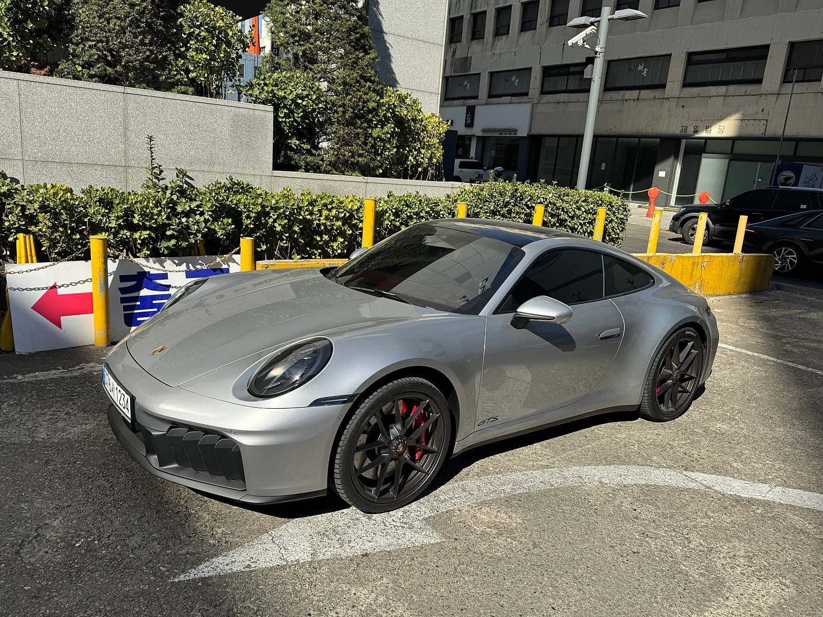 포르쉐 911 Carrera 4 GTS Coupe 2025 실버 사진 3