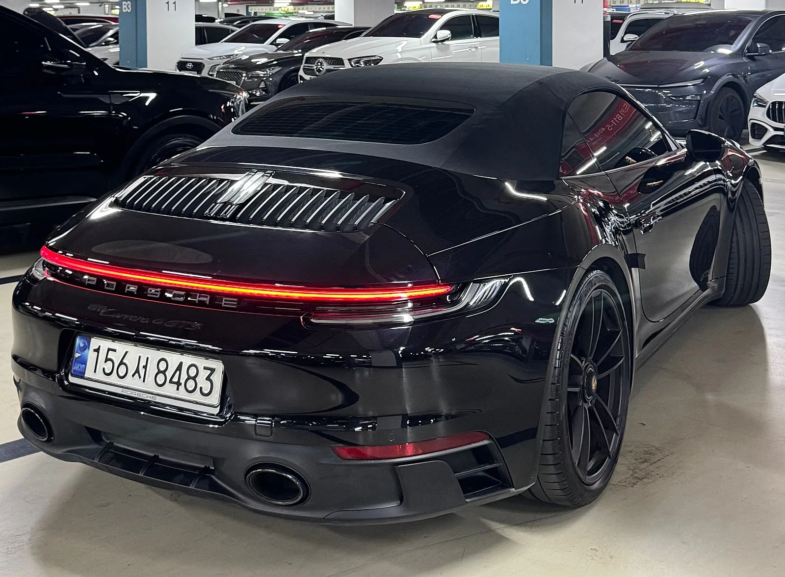 포르쉐 911 카레라4 GTS 카브리올레 2023 검정색 사진 3