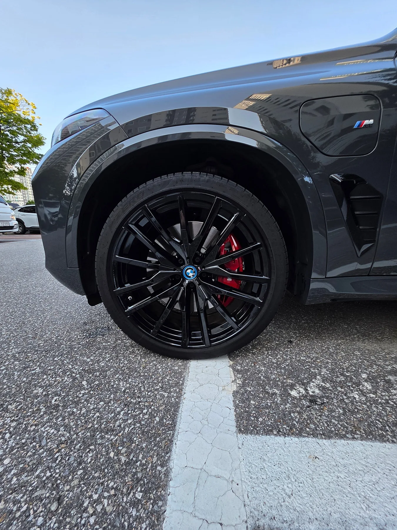 BMW X5 50e 온라인 에디션 2024 청록 사진 4