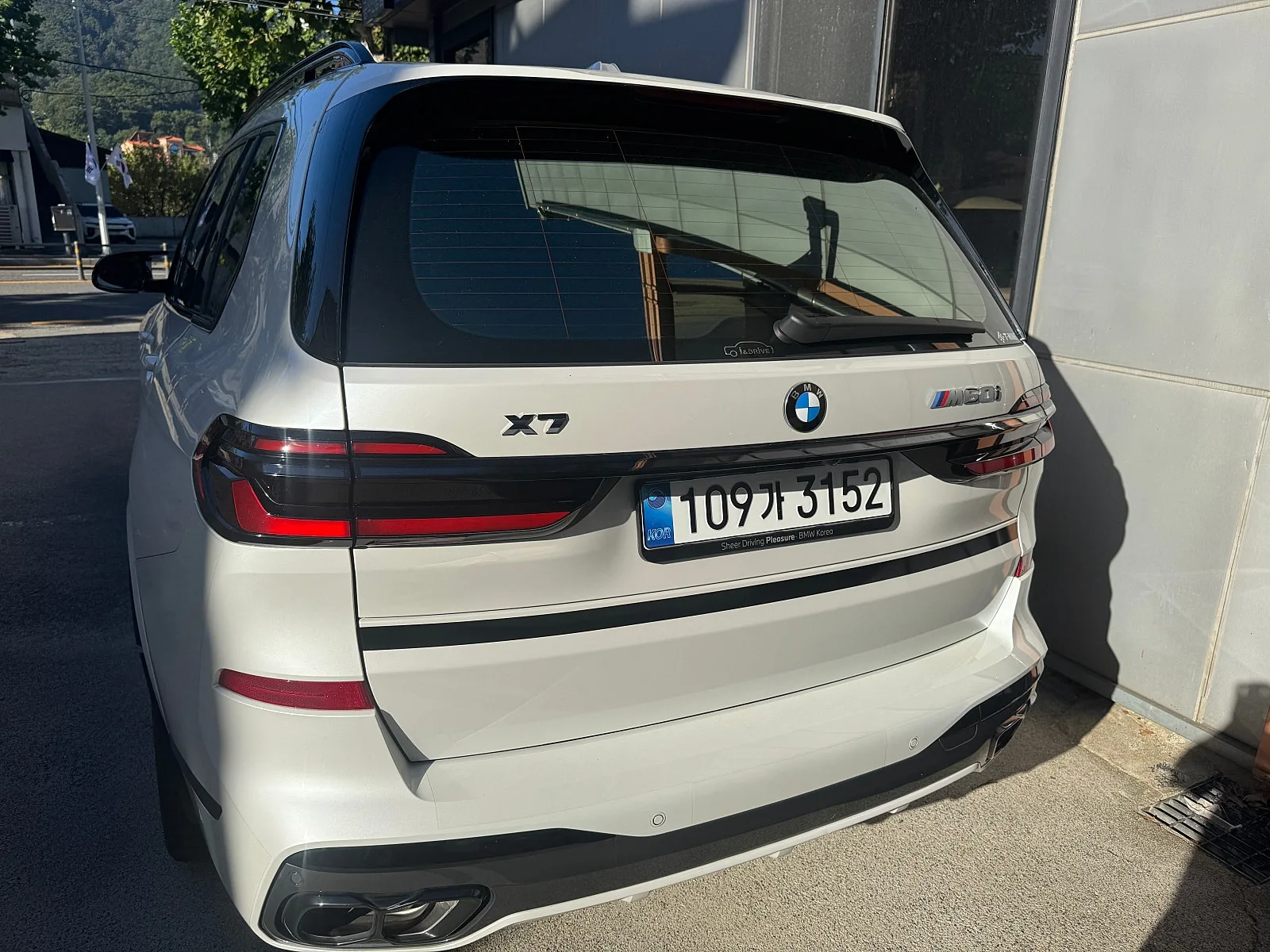 BMW X7 M60i 2025 화이트 사진 2