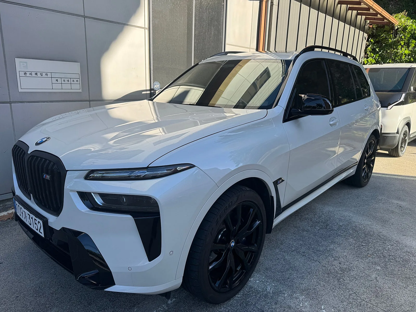 BMW X7 M60i 2025 화이트 사진 3