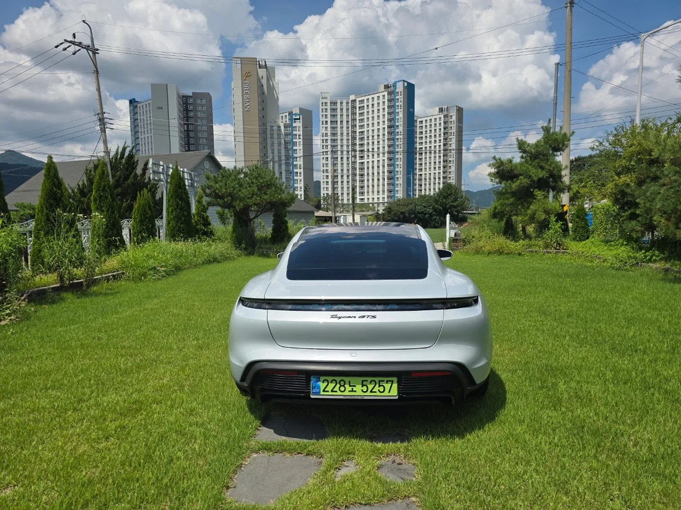 포르쉐 타이칸 GTS 2023 화이트 사진 2