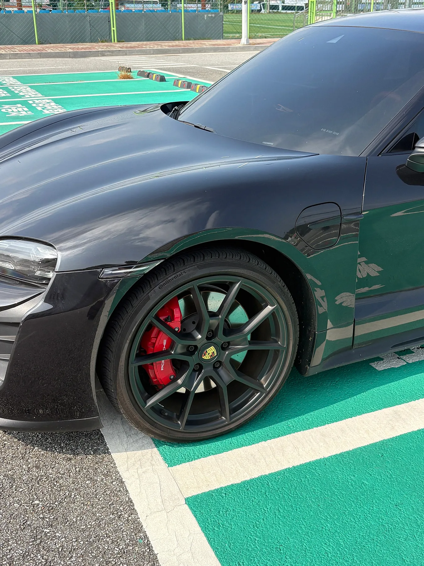 포르쉐 타이칸 GTS 2023 블랙 사진 2