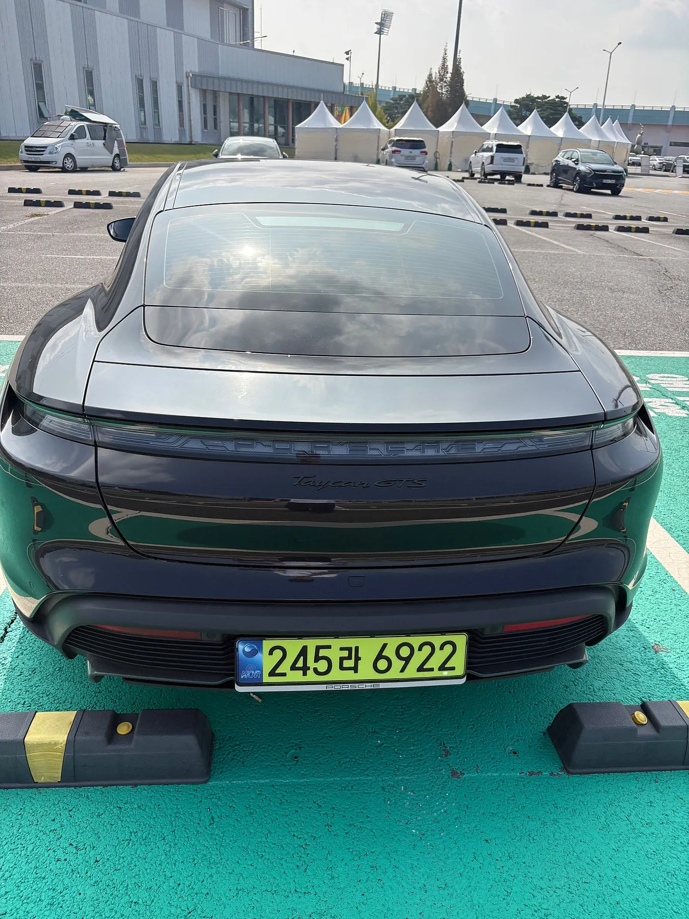 포르쉐 타이칸 GTS 2023 블랙 사진 3