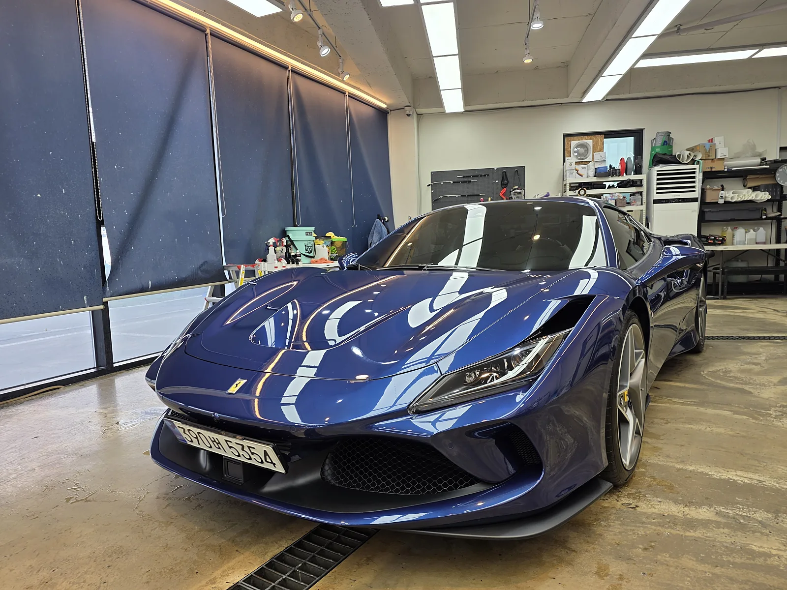 페라리 F8 스파이더 2021 블루 사진 1