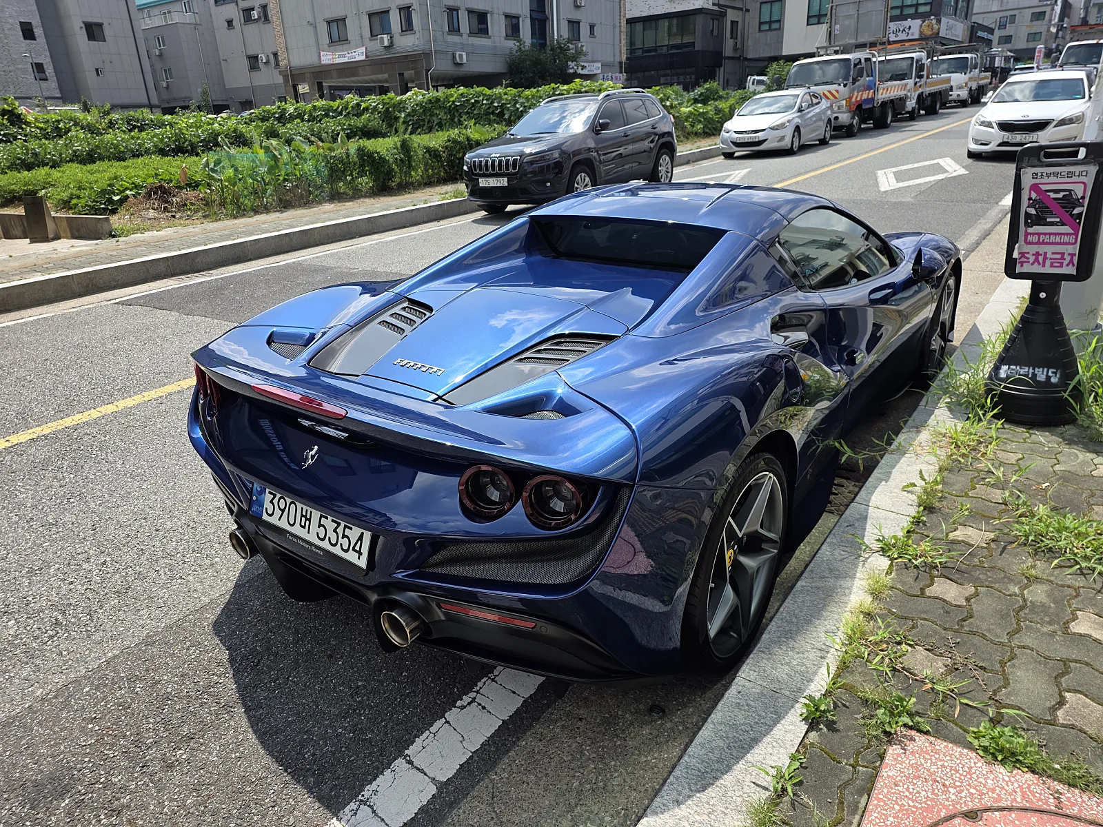 페라리 F8 스파이더 2021 블루 사진 3