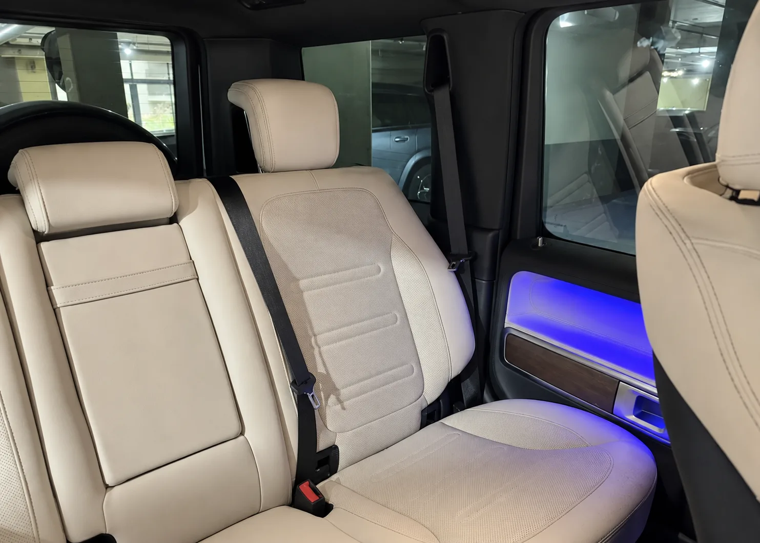 벤츠 G400d 2024 화이트 사진 8