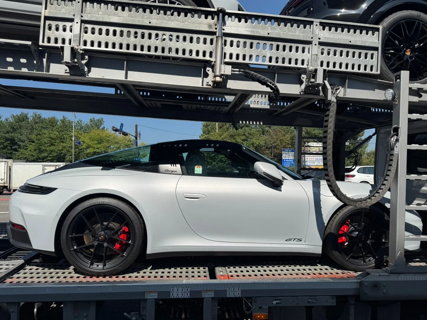 포르쉐 911 타르가 4 GTS 2026 화이트 사진 3