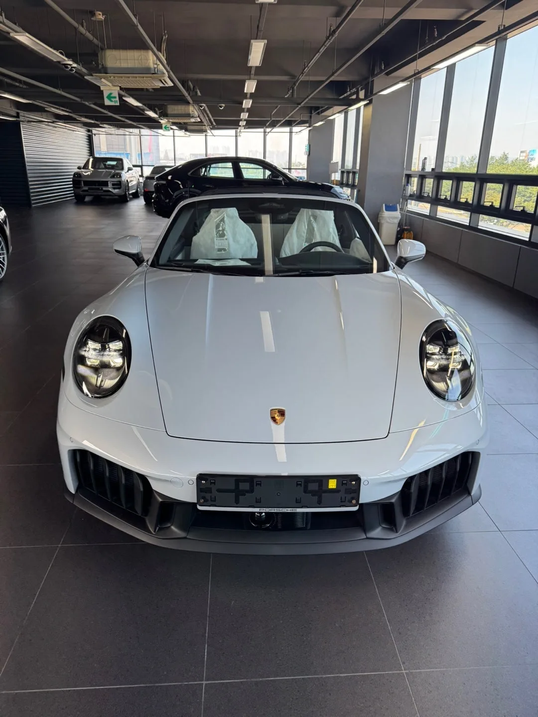 포르쉐 911 타르가 4 GTS 2026 화이트 사진 4