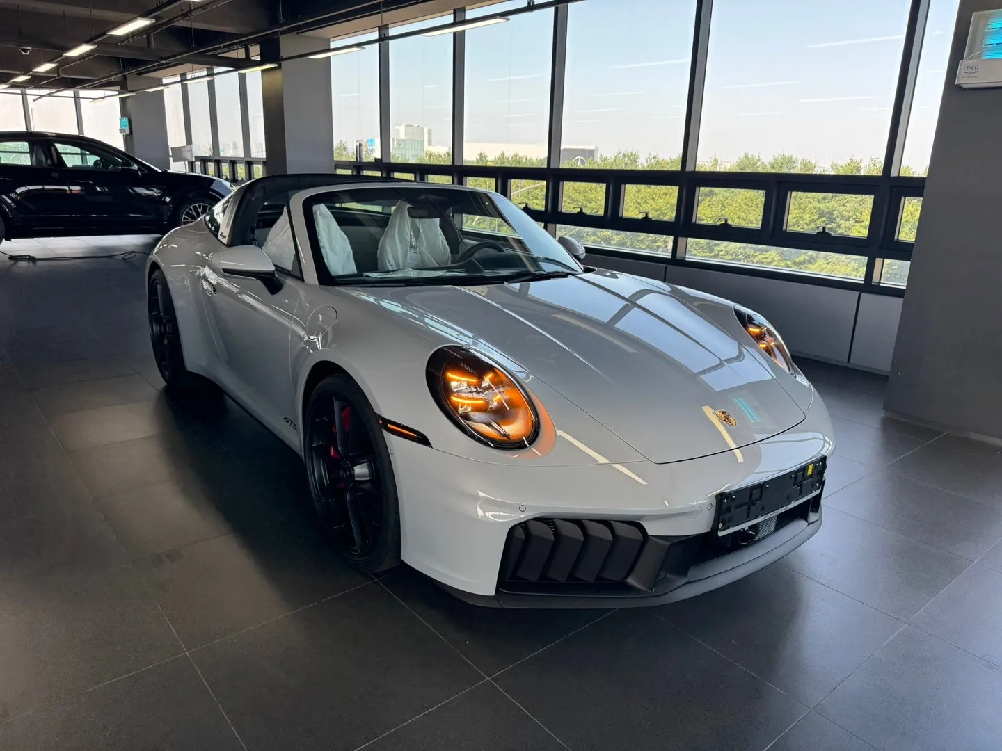 포르쉐 911 타르가 4 GTS 2026 화이트 사진 5