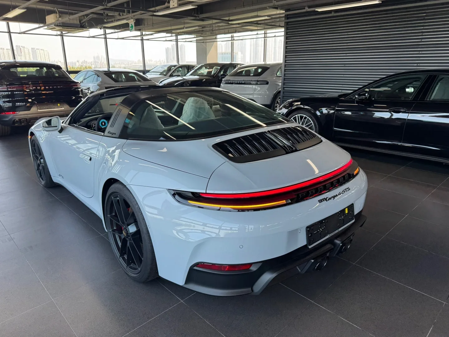 포르쉐 911 타르가 4 GTS 2026 화이트 사진 6