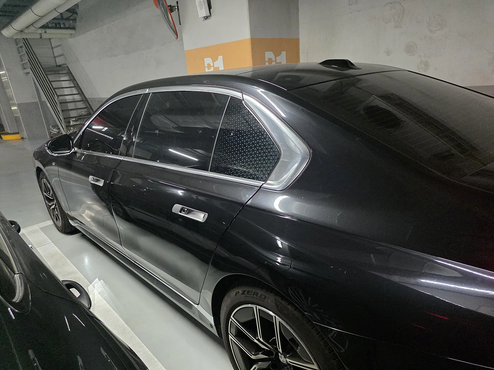 BMW 740i sDrive 2023 사파이어 블랙 사진 2