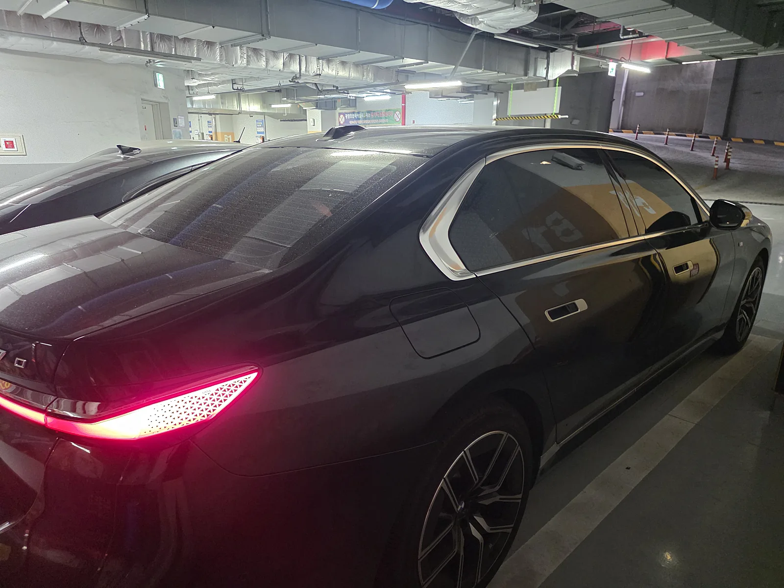 BMW 740i sDrive 2023 사파이어 블랙 사진 3