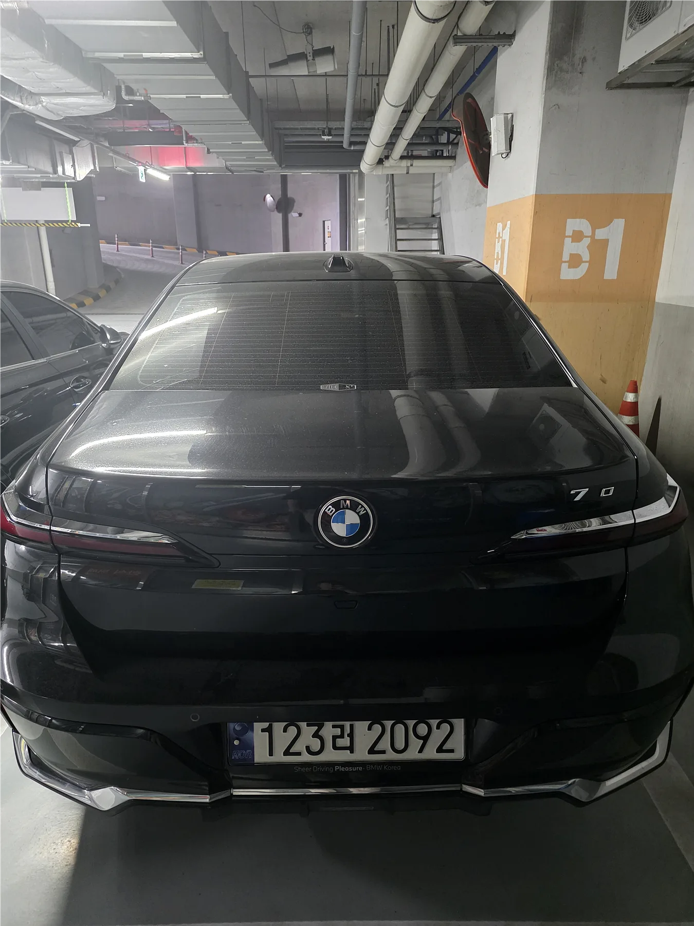 BMW 740i sDrive 2023 사파이어 블랙 사진 4