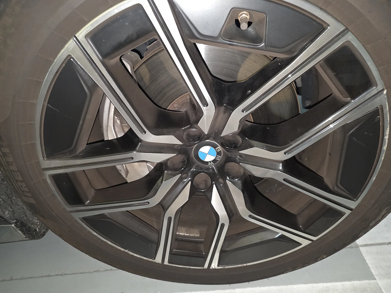 BMW 740i sDrive 2023 사파이어 블랙 사진 5
