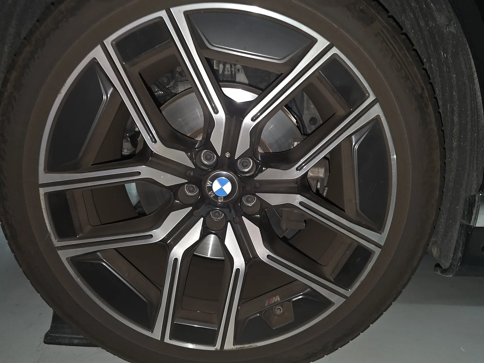 BMW 740i sDrive 2023 사파이어 블랙 사진 6