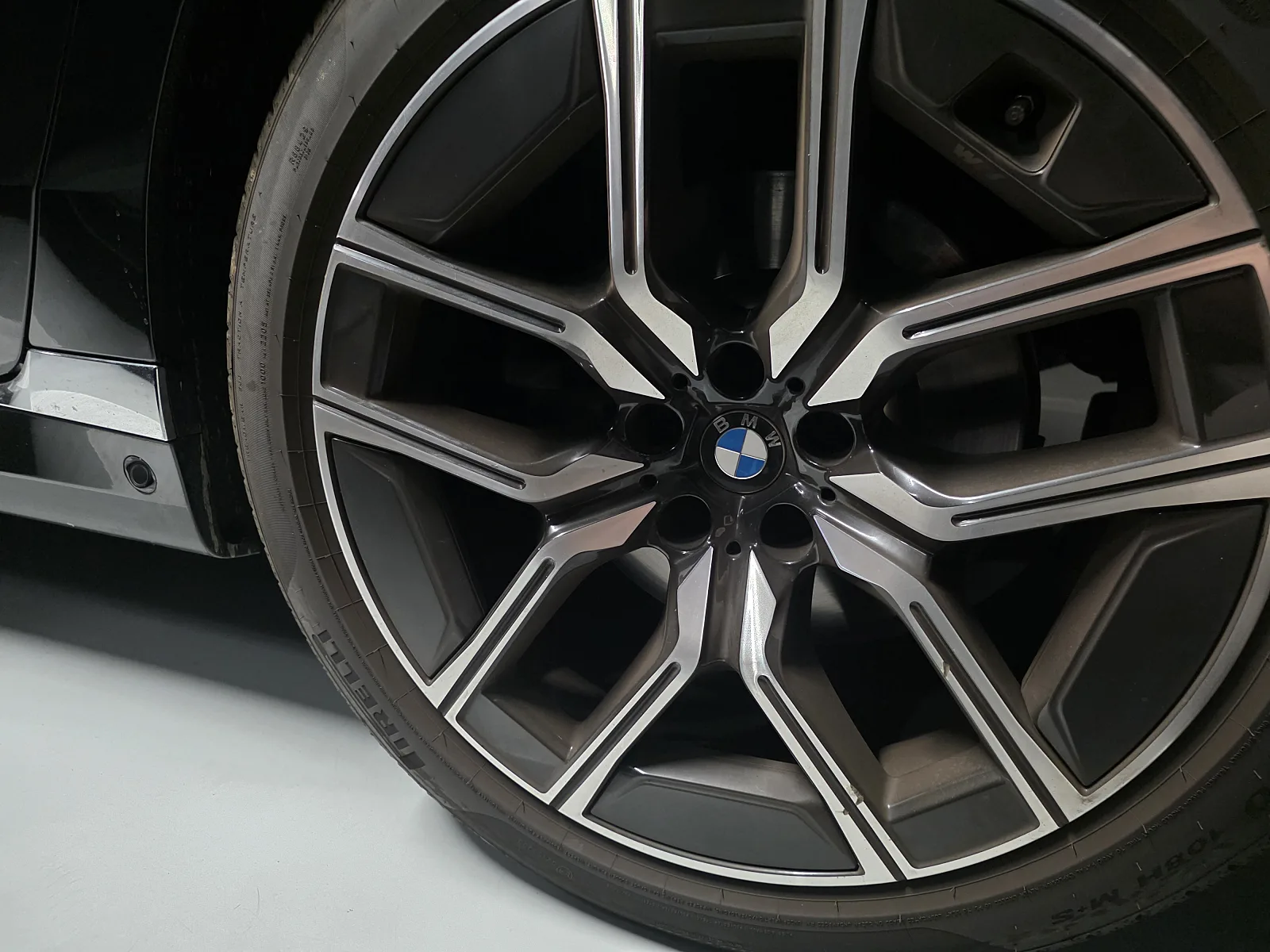 BMW 740i sDrive 2023 사파이어 블랙 사진 8