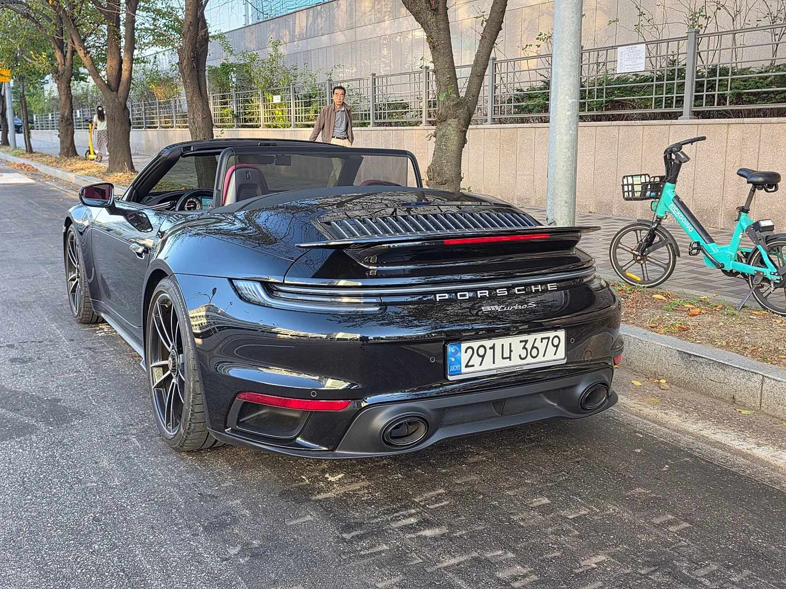 포르쉐 992.1 터보 S 카브리올레 2024 블랙 사진 3