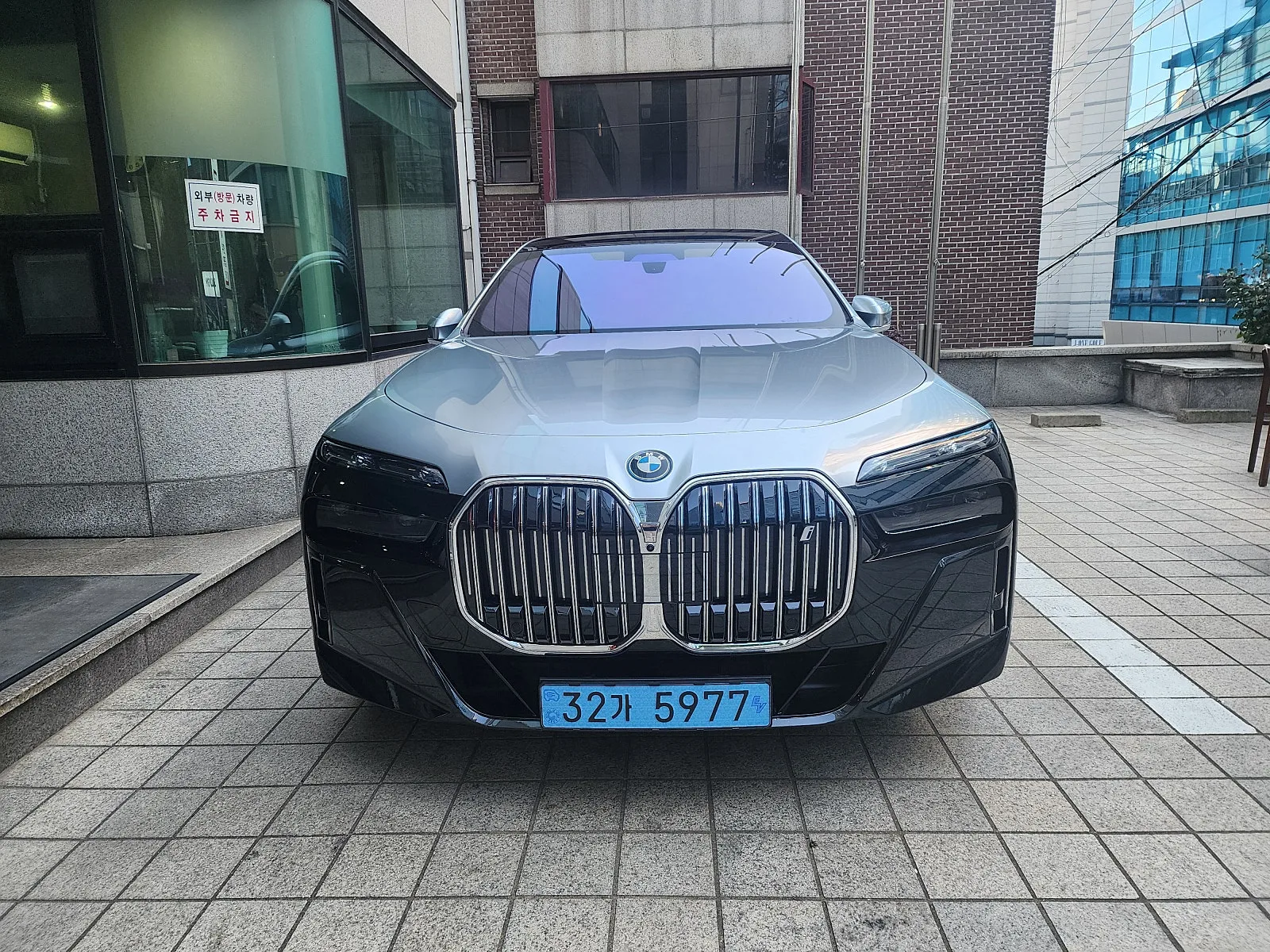 BMW i7 xDrive 60 MSP 2024 투톤(검정) 사진 2