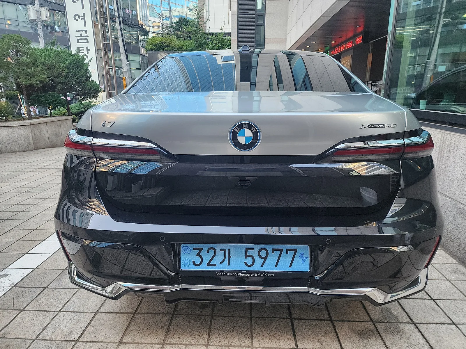 BMW i7 xDrive 60 MSP 2024 투톤(검정) 사진 3