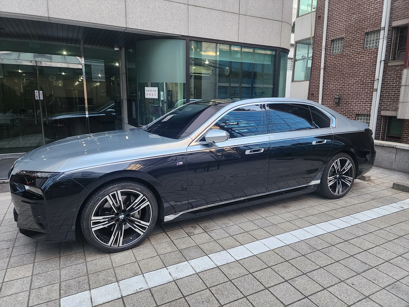 BMW i7 xDrive 60 MSP 2024 투톤(검정) 사진 4
