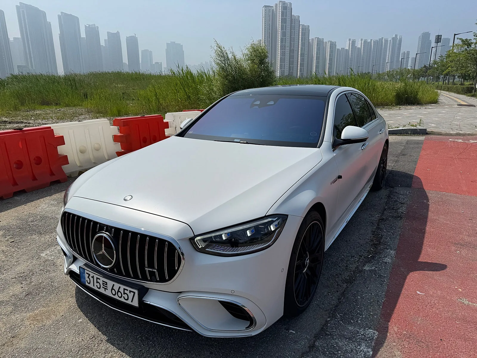 벤츠 S63 E 퍼포먼스 4MATIC 2024 화이트 사진 2