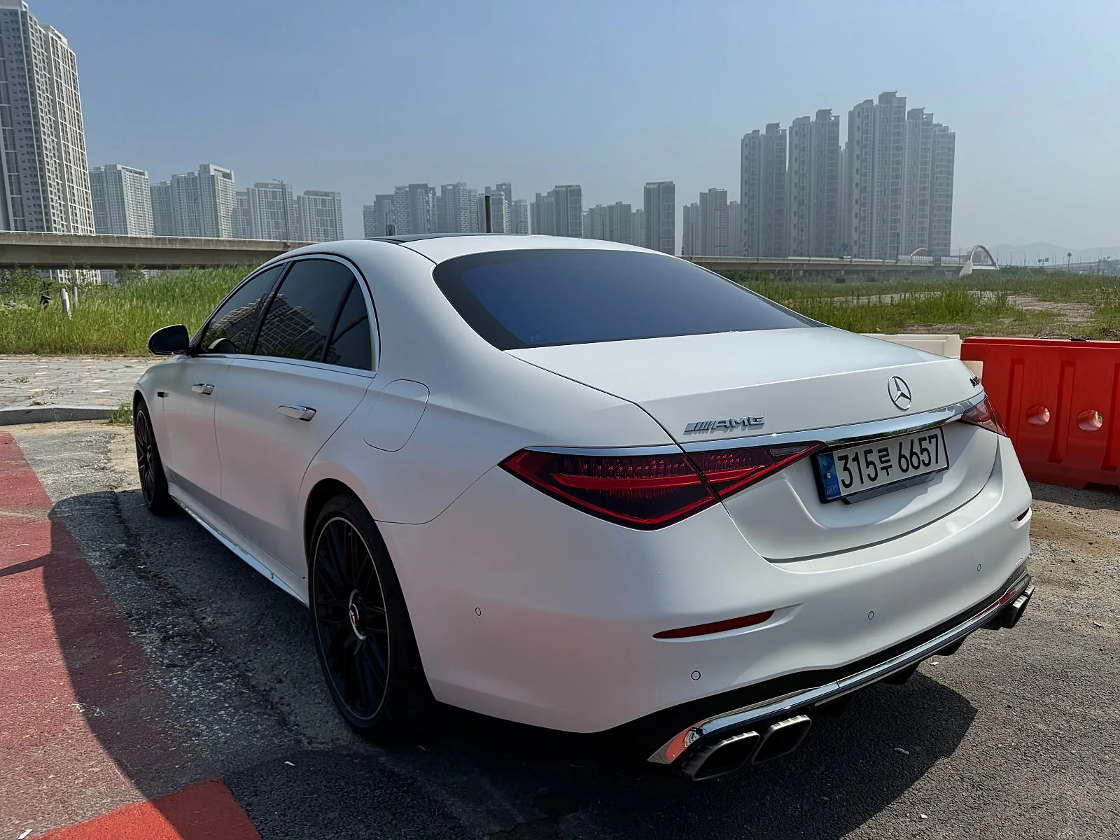 벤츠 S63 E 퍼포먼스 4MATIC 2024 화이트 사진 3