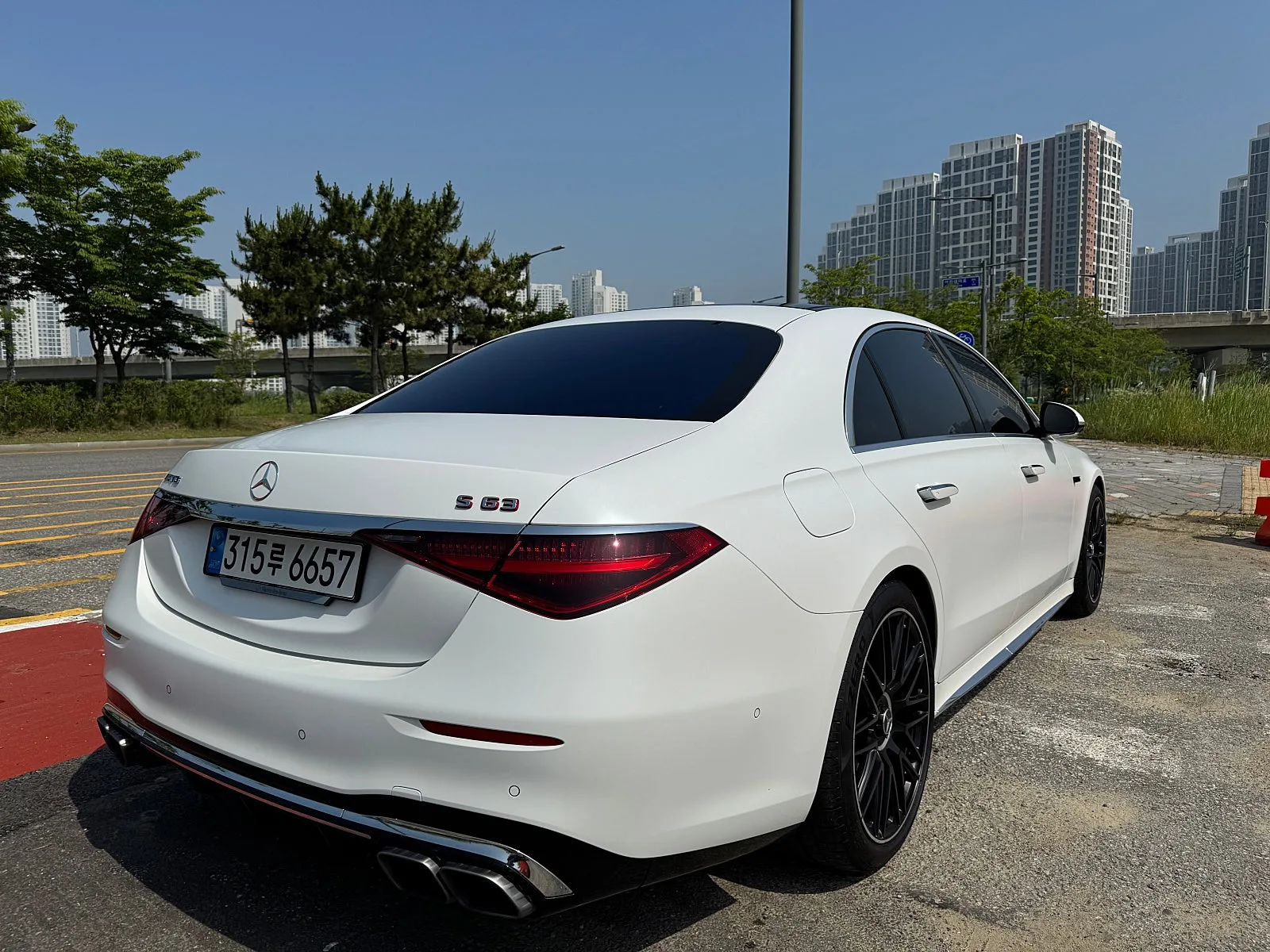 벤츠 S63 E 퍼포먼스 4MATIC 2024 화이트 사진 4