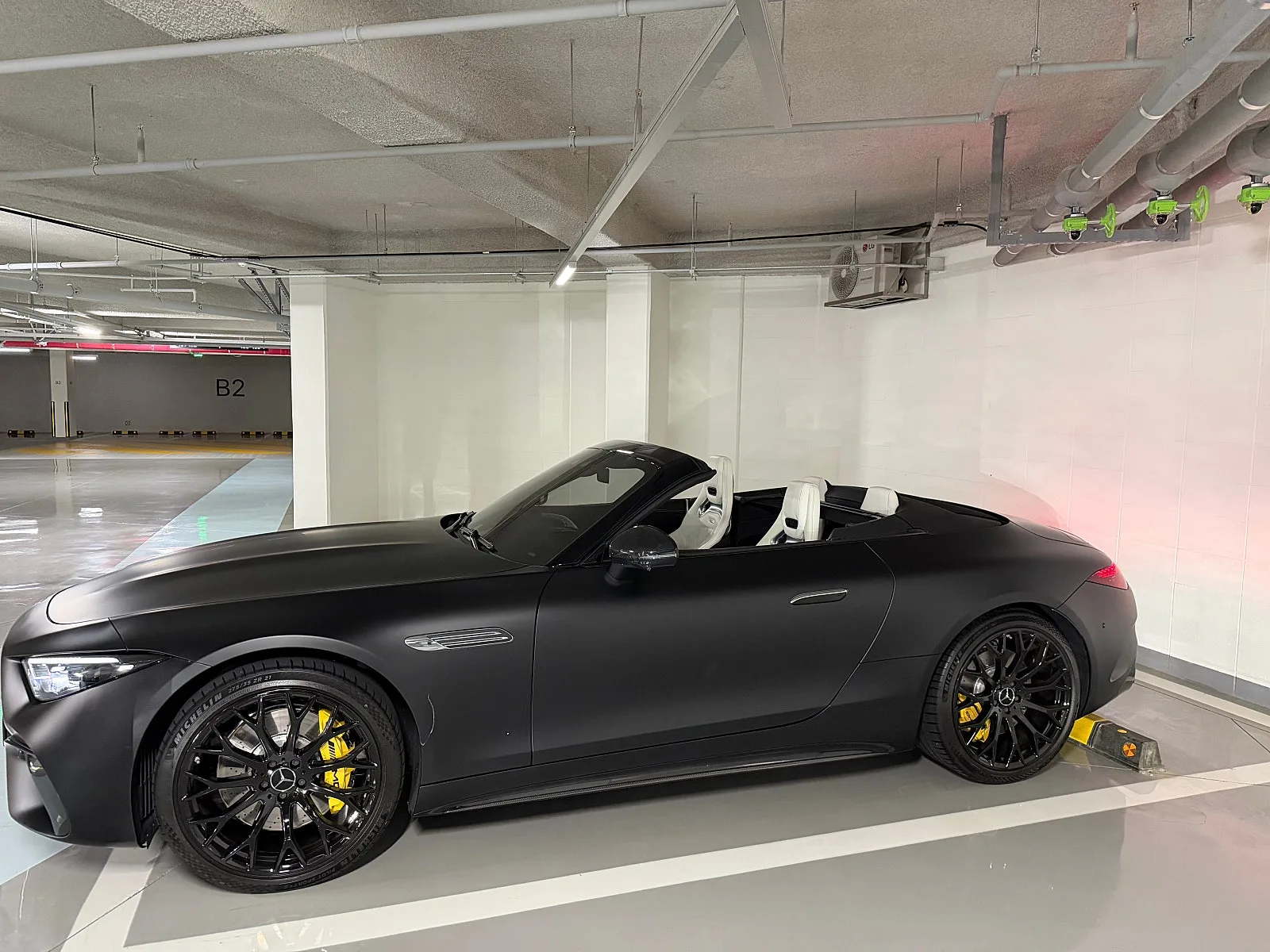 벤츠 SL63 AMG 퍼포먼스 패키지 2025 블랙 사진 3