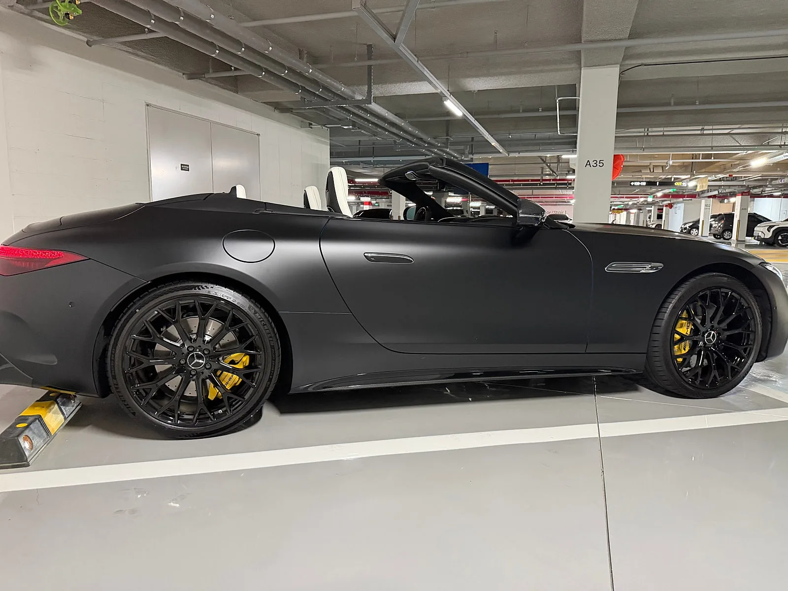 벤츠 SL63 AMG 퍼포먼스 패키지 2025 블랙 사진 4