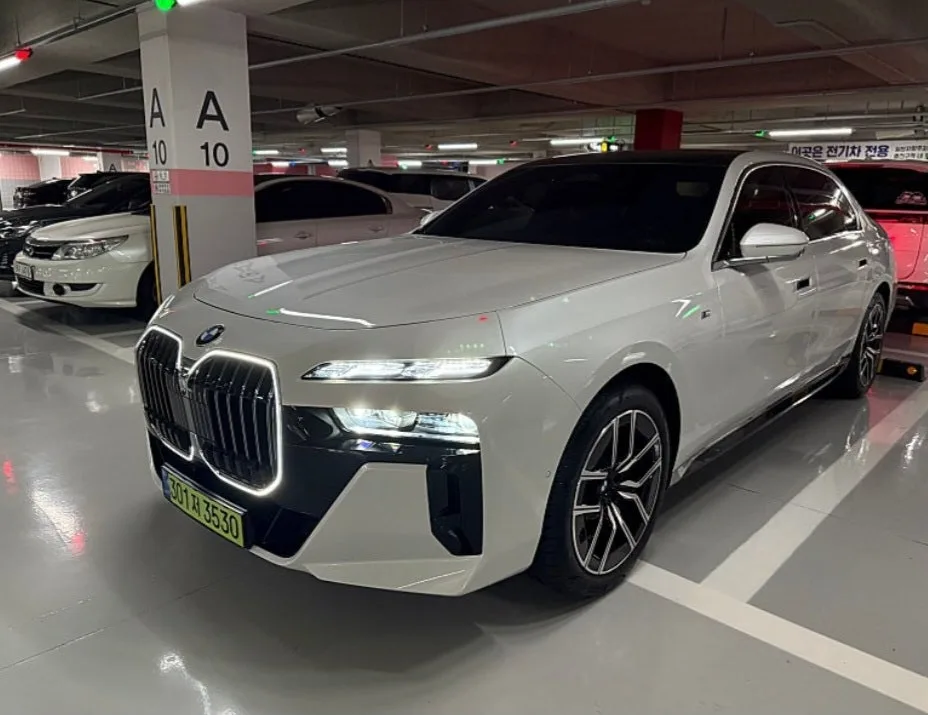BMW 7시리즈 740i M스포츠 2024 화이트 사진 2