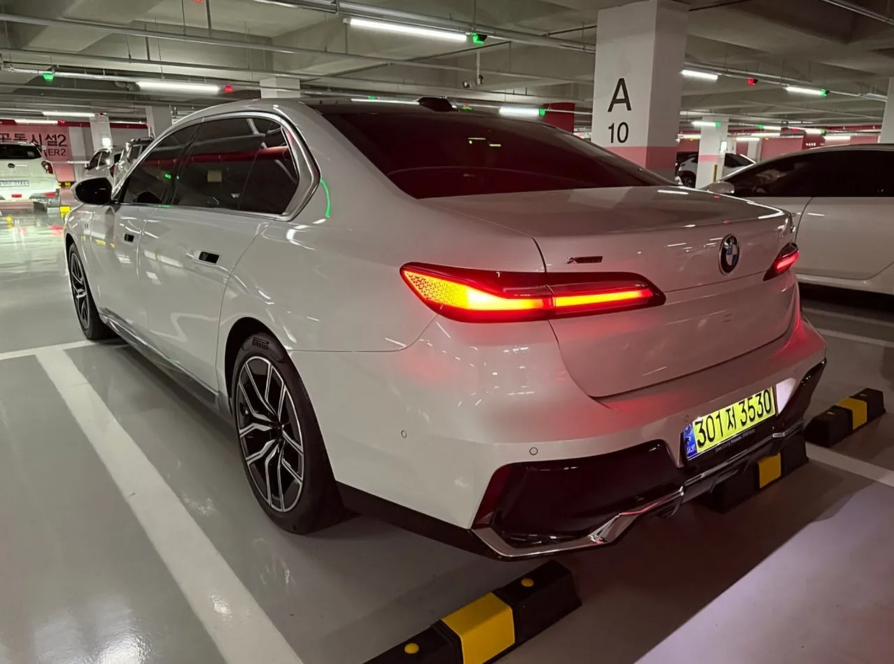 BMW 7시리즈 740i M스포츠 2024 화이트 사진 5