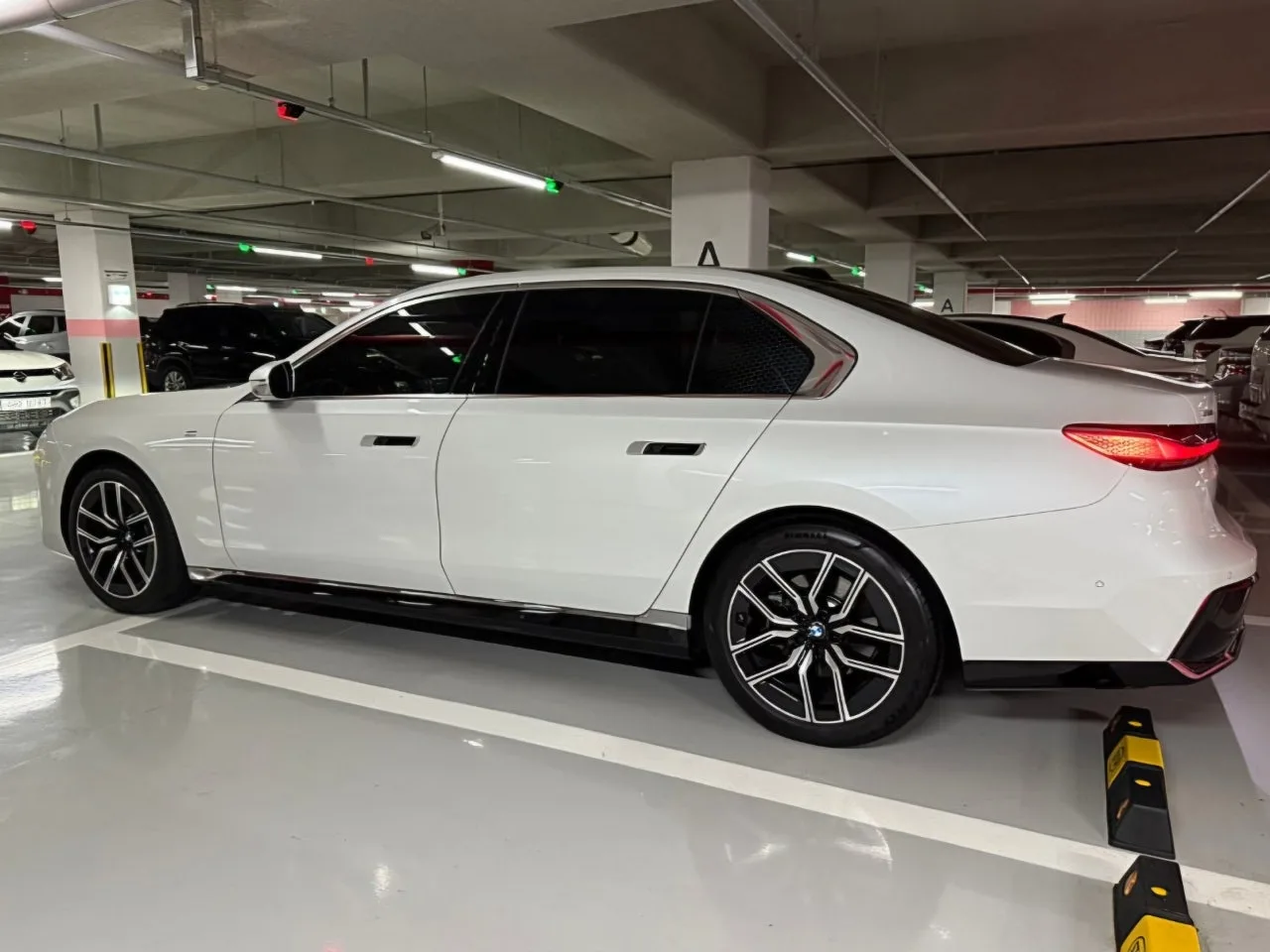 BMW 7시리즈 740i M스포츠 2024 화이트 사진 6