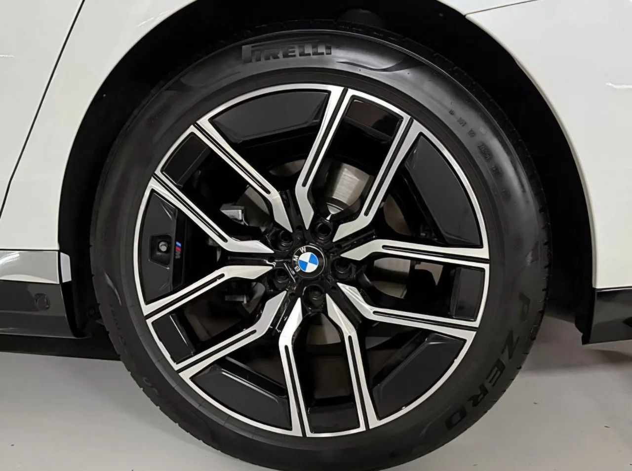 BMW 7시리즈 740i M스포츠 2024 화이트 사진 7