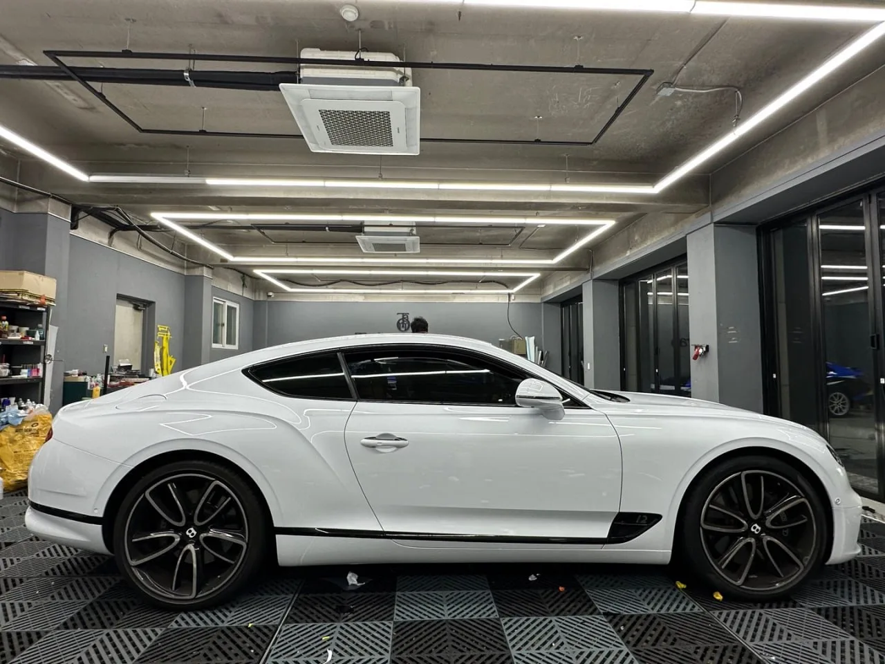 벤틀리 컨티넨탈 GT 6.0 W12 2019 화이트 사진 4