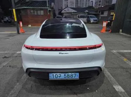 포르쉐 타이칸 베이스 2023 화이트 사진 3