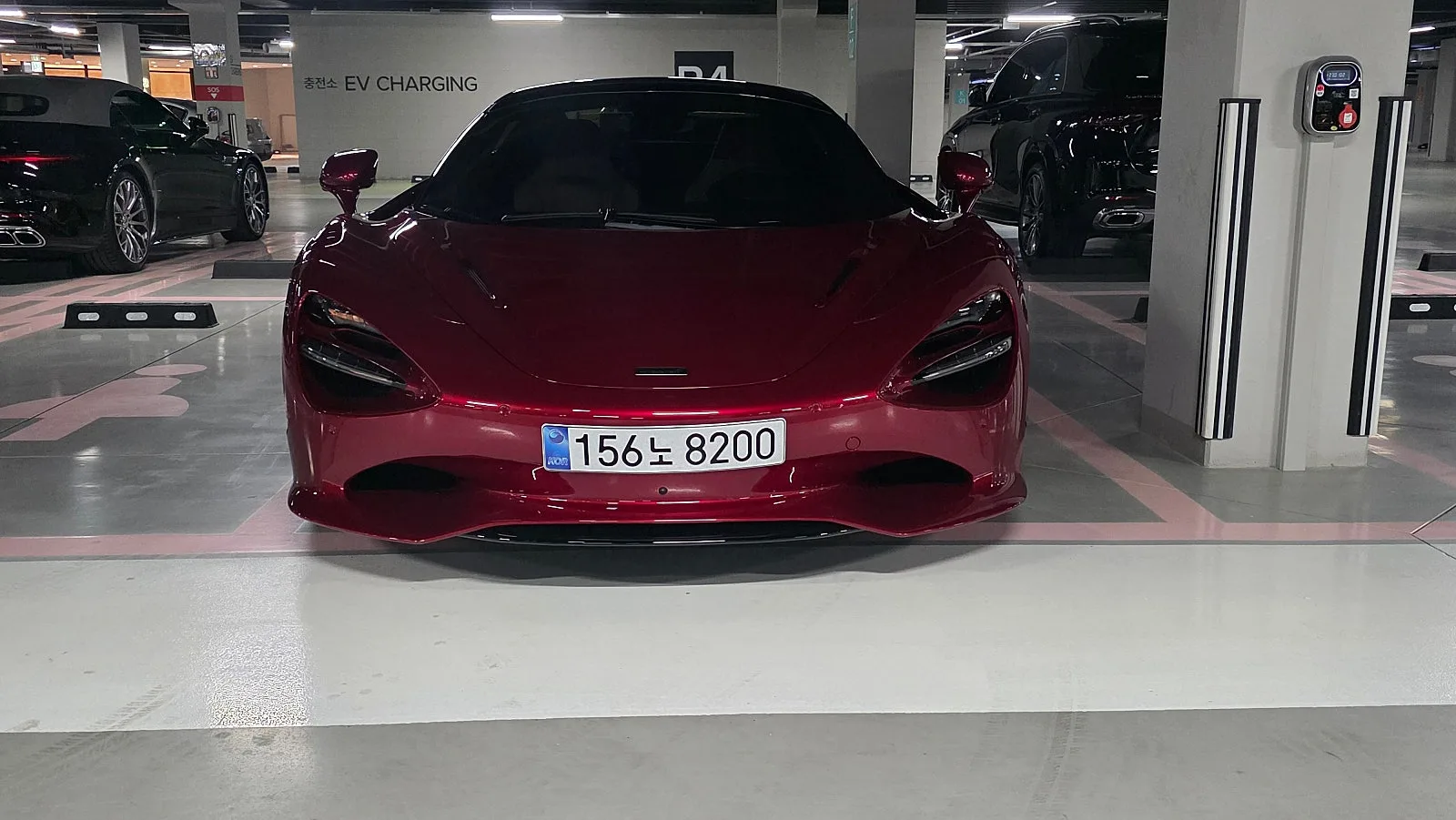 맥라렌 750S 스파이더 2026 버건디 사진 2